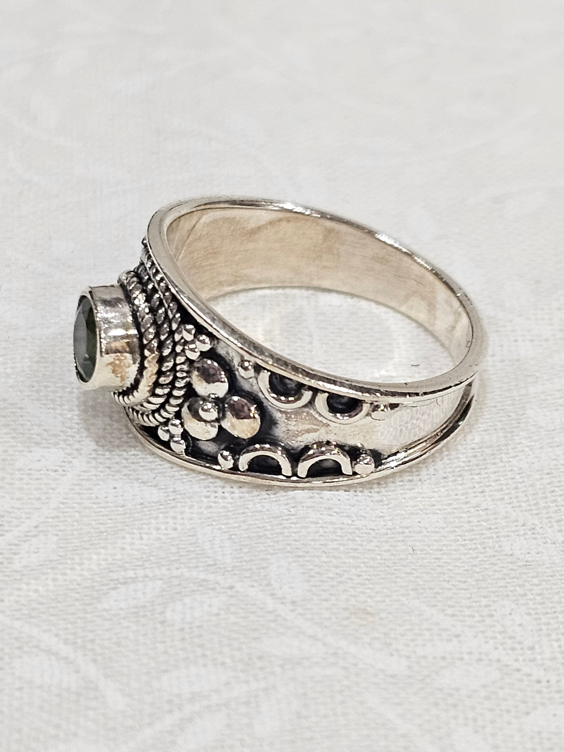 Sterling Silver Peridot Gemstone Ring - Size 7