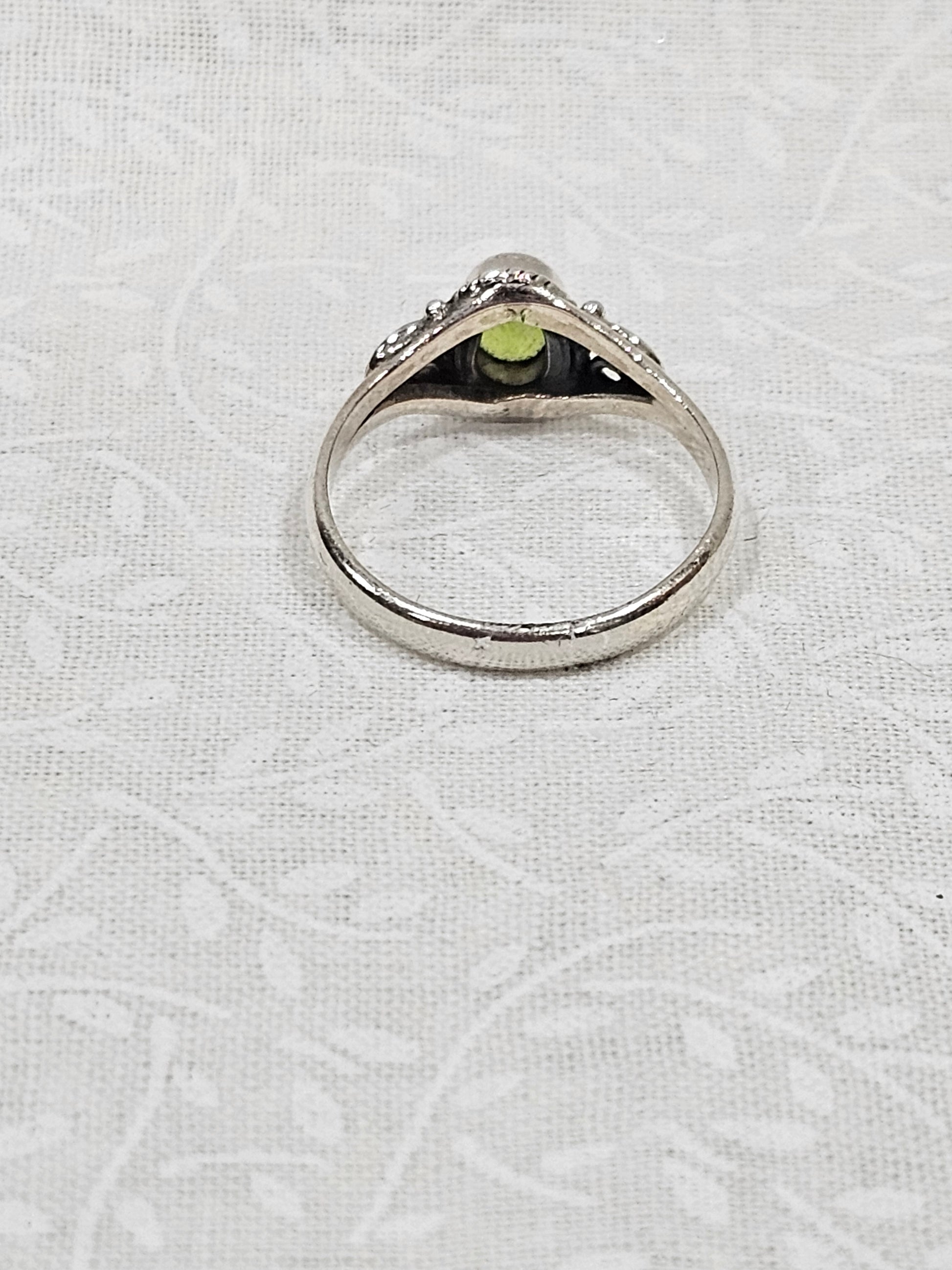 Sterling Silver Peridot Gemstone Ring - Size 7.5