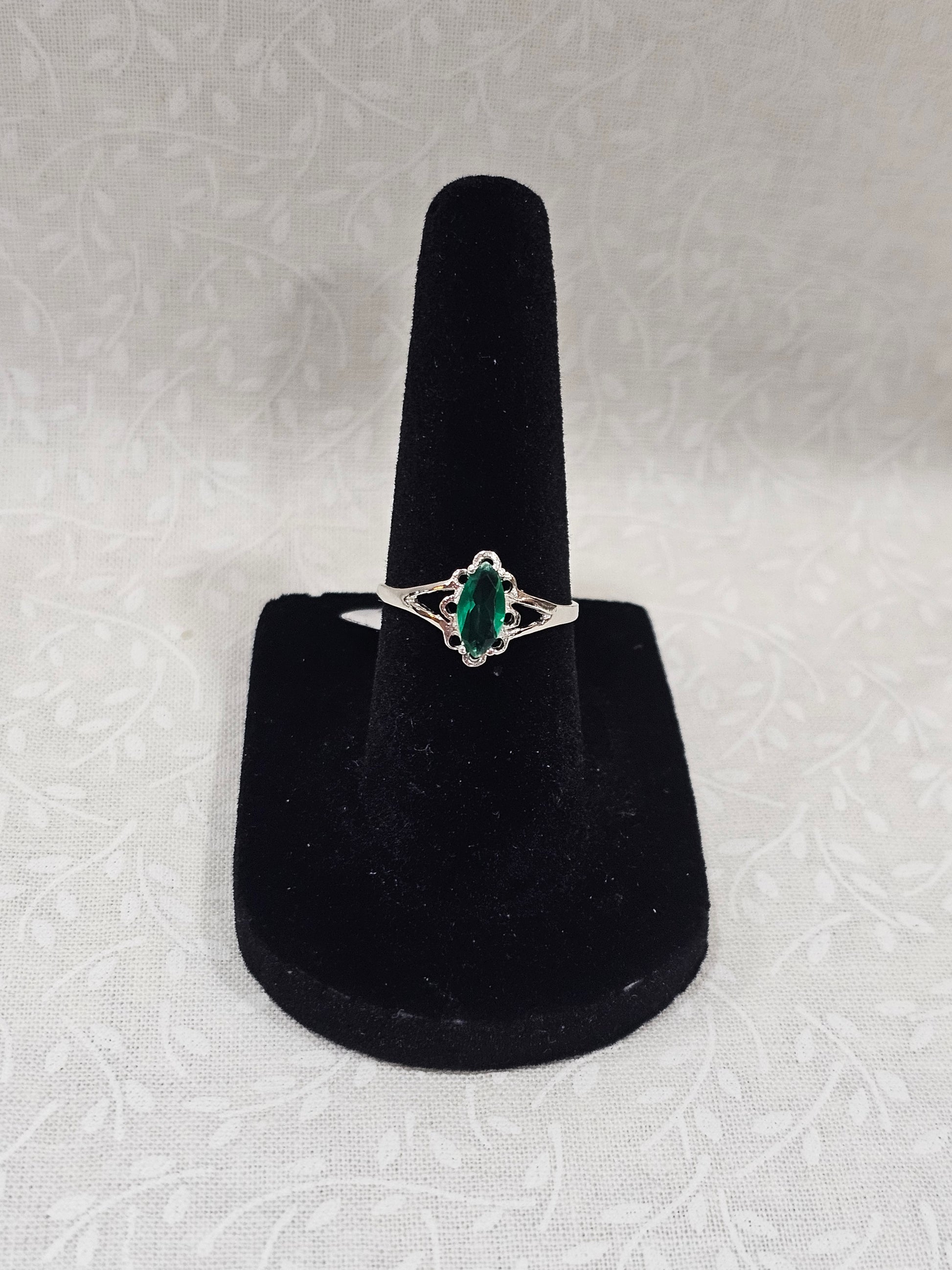 Sterling Silver Emerald Gemstone Ring - Size 6