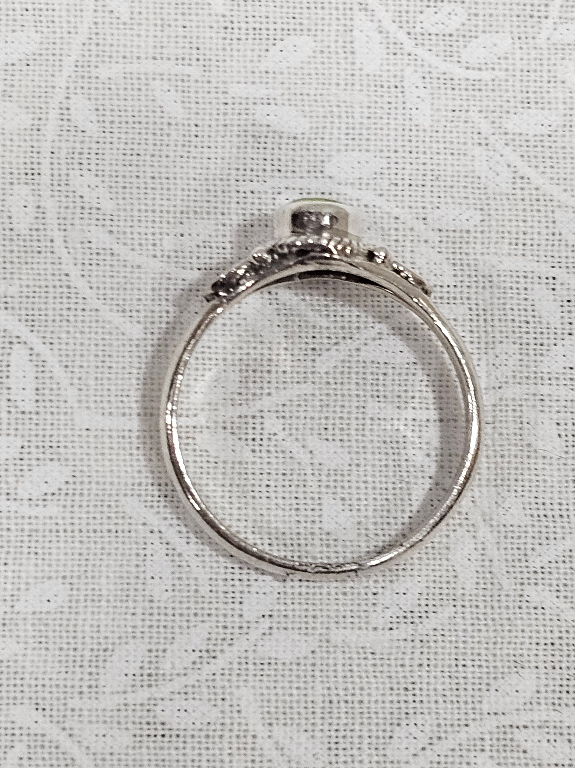 Sterling Silver Peridot Gemstone Ring - Size 7.5