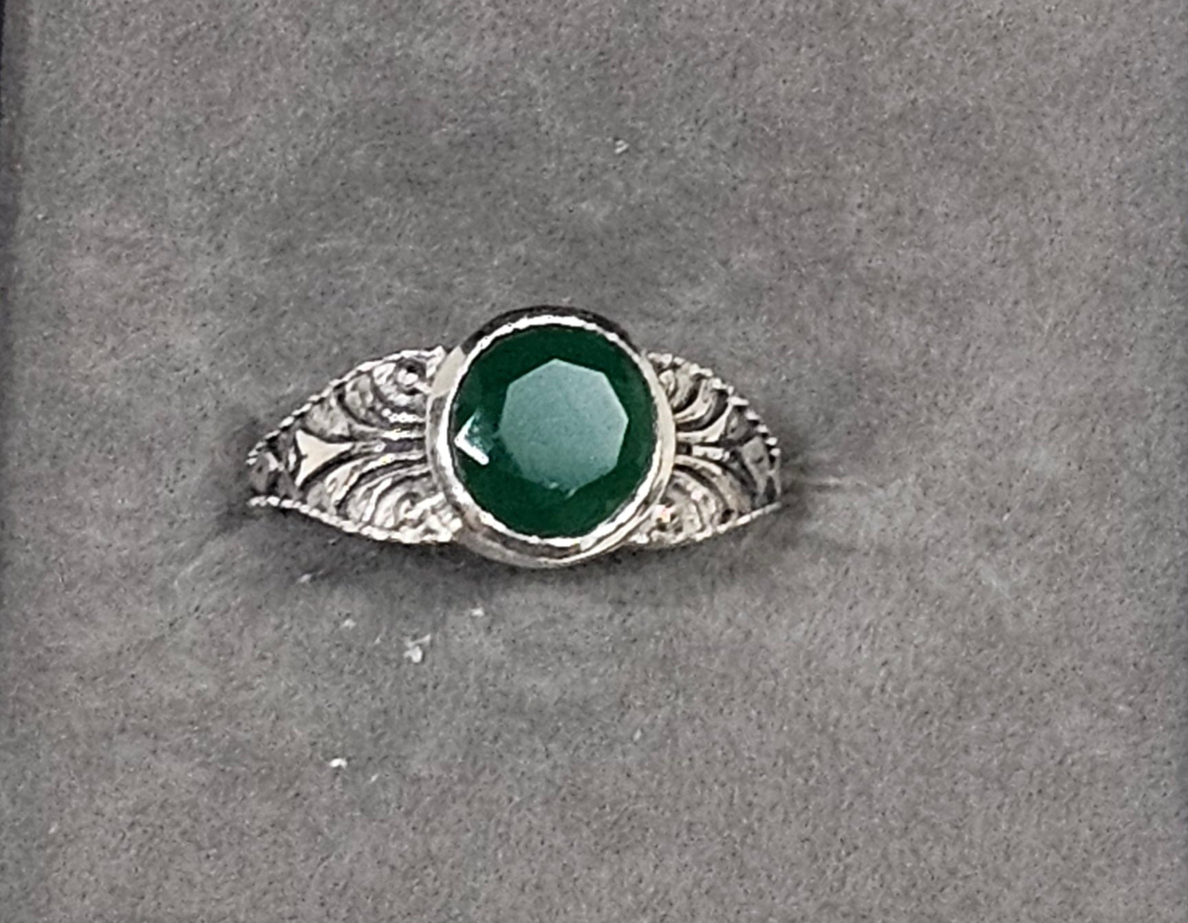Sterling Silver Emerald Gemstone Ring - Size 7.5