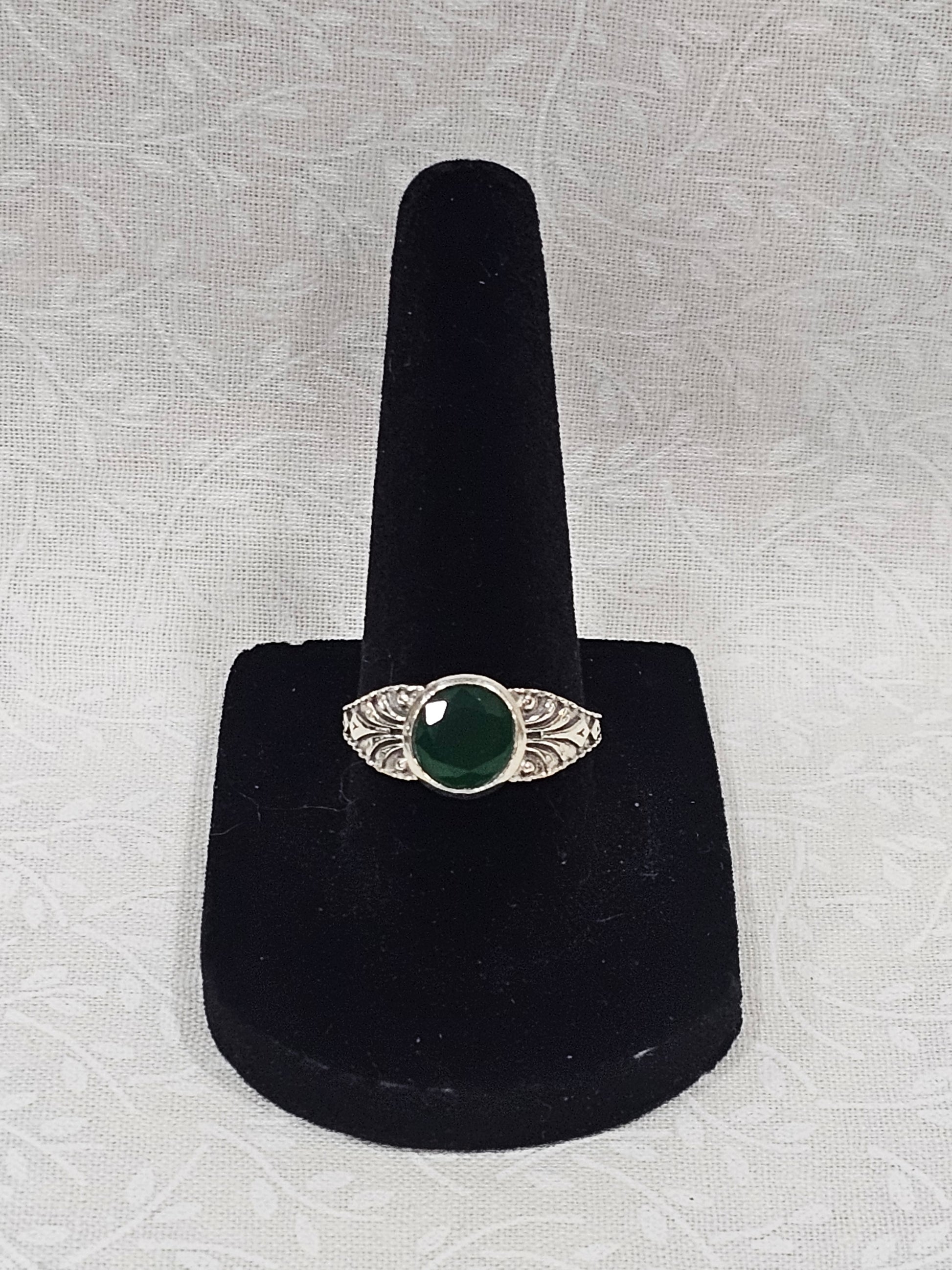 Sterling Silver Emerald Gemstone Ring - Size 7.5