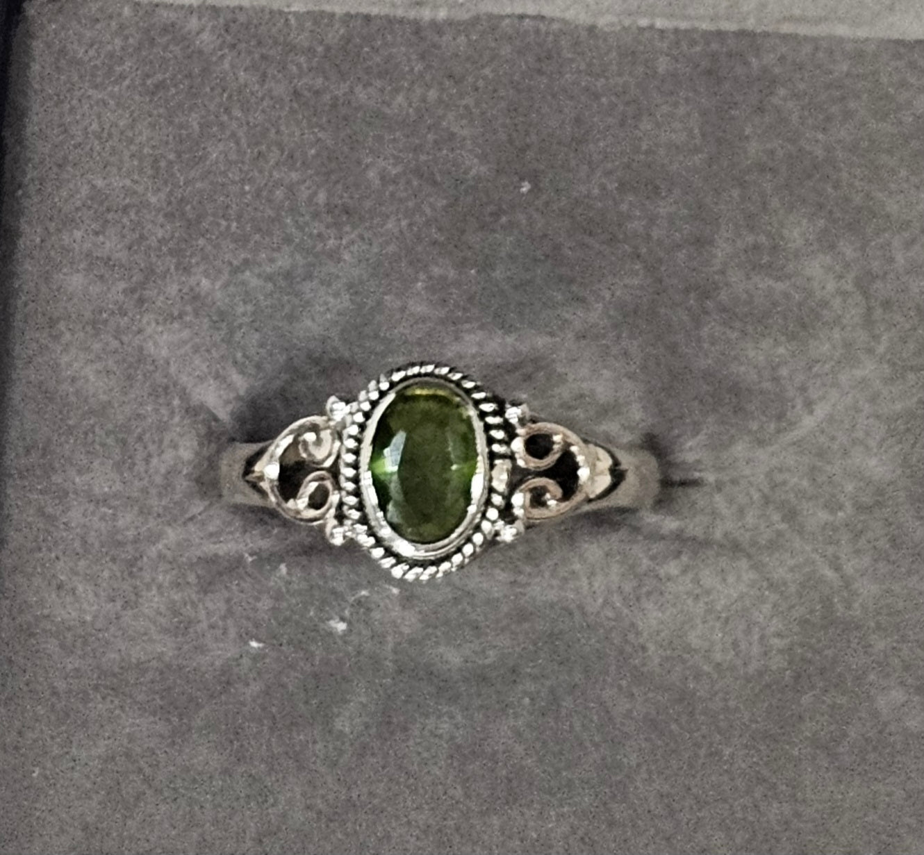 Sterling Silver Peridot Gemstone Ring - Size 7.5