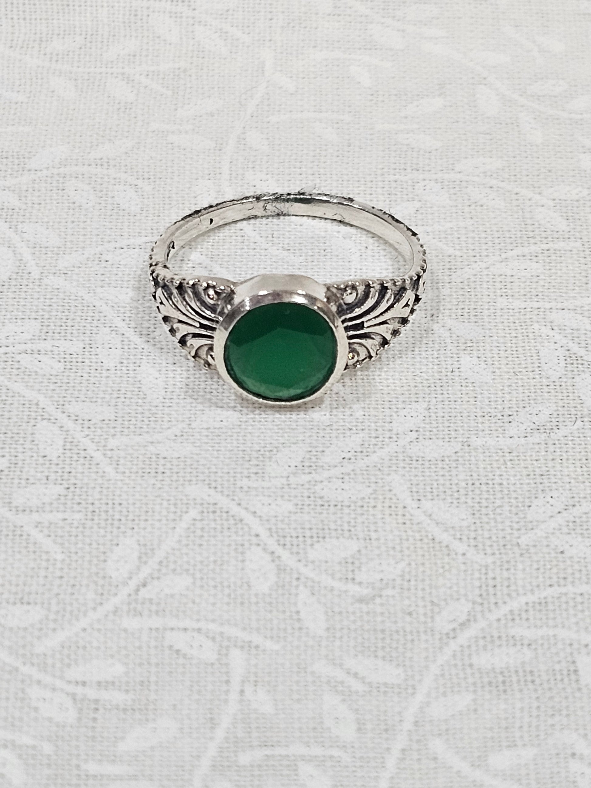 Sterling Silver Emerald Gemstone Ring - Size 7.5
