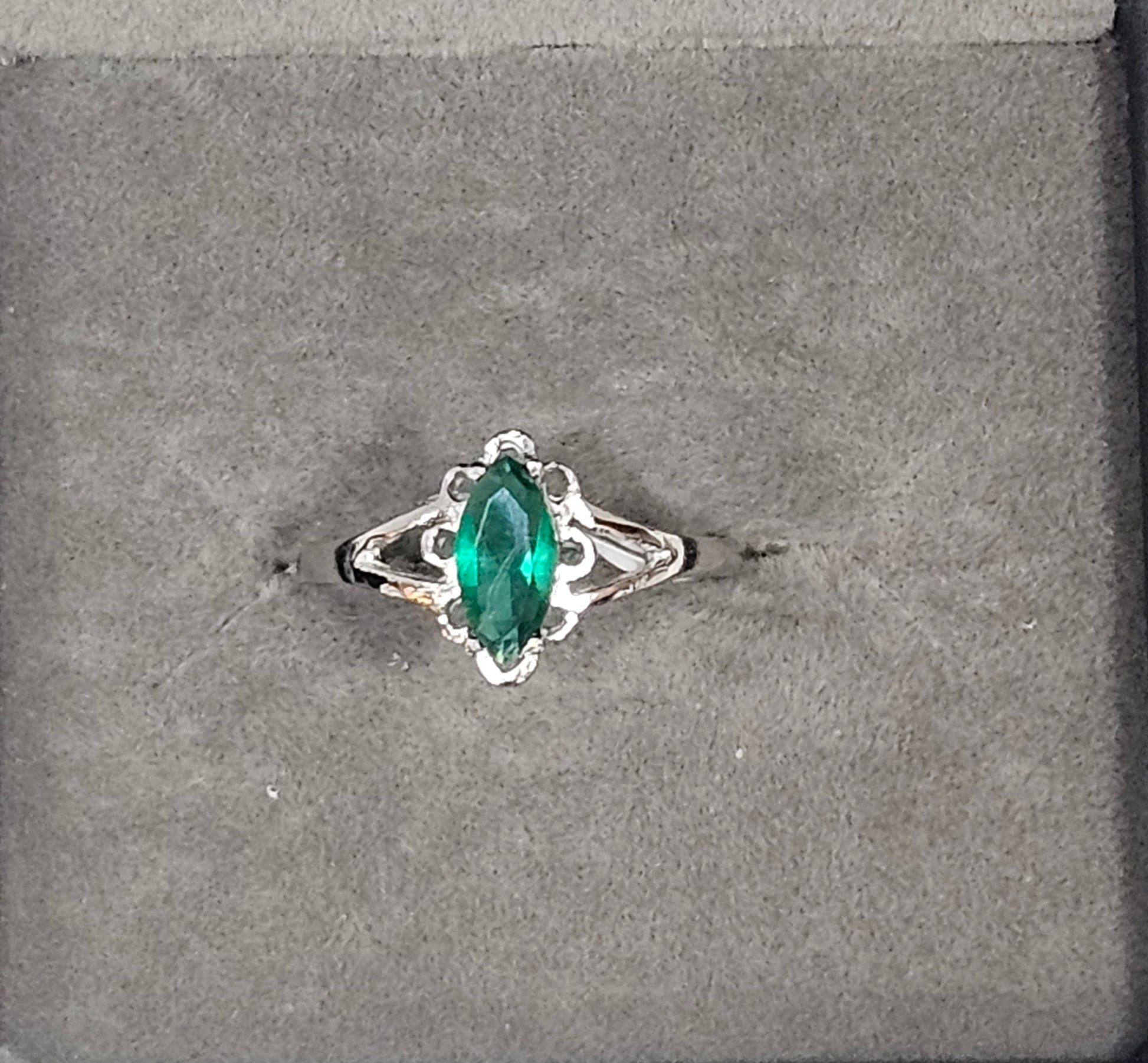 Sterling Silver Emerald Gemstone Ring - Size 6