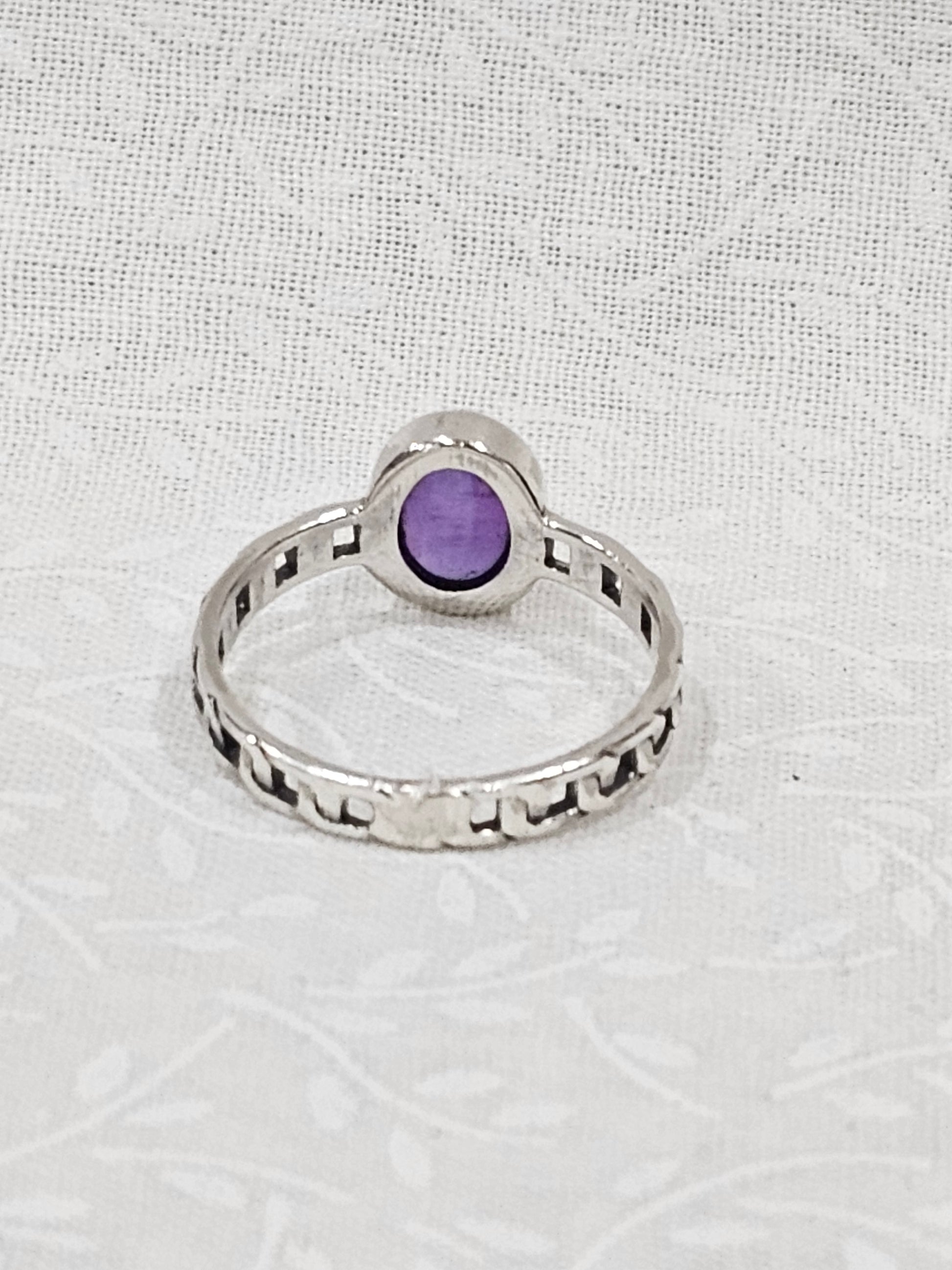 Sterling Silver Amethyst Gemstone Ring - Size 8.5