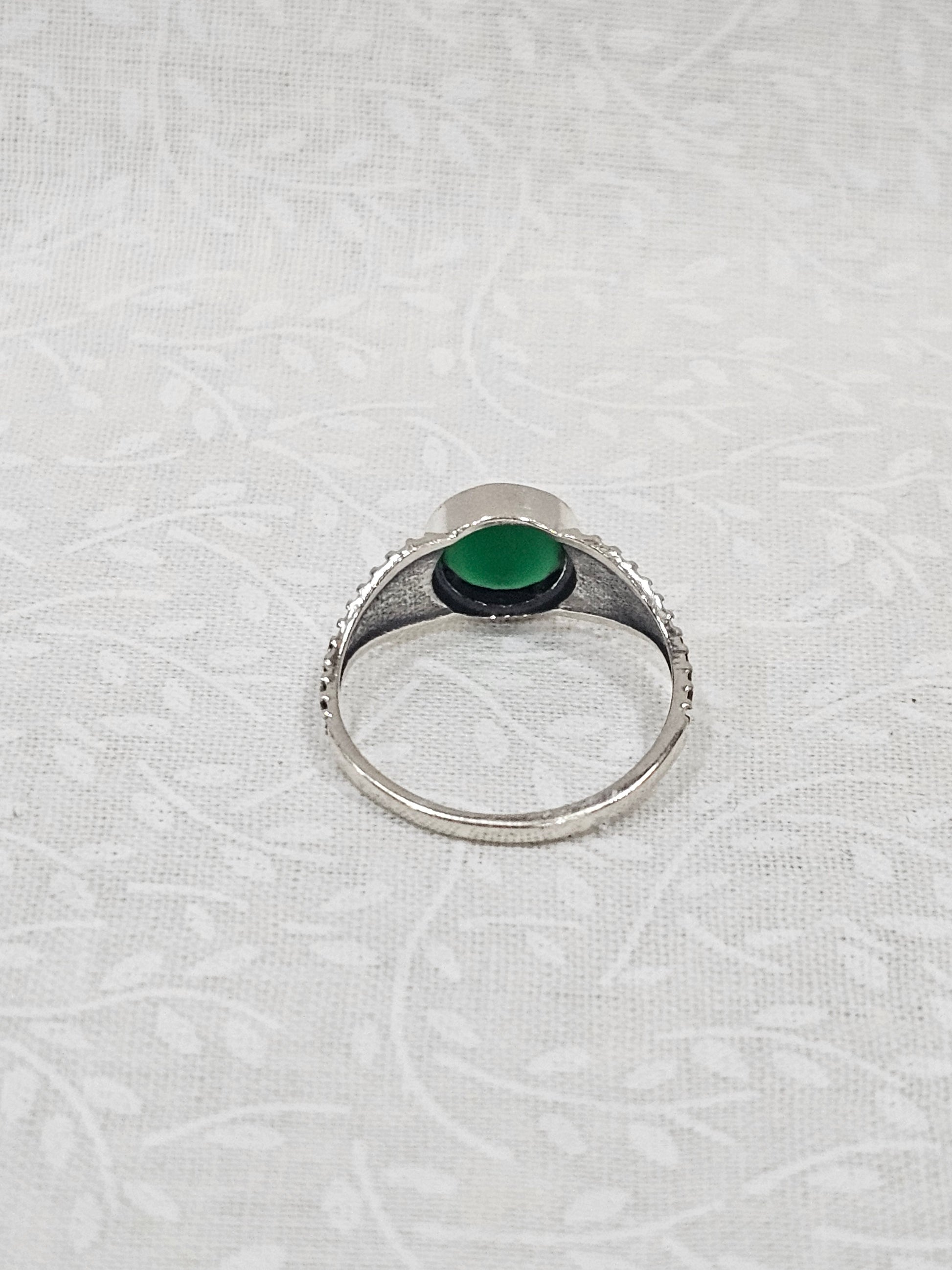 Sterling Silver Emerald Gemstone Ring - Size 8.5