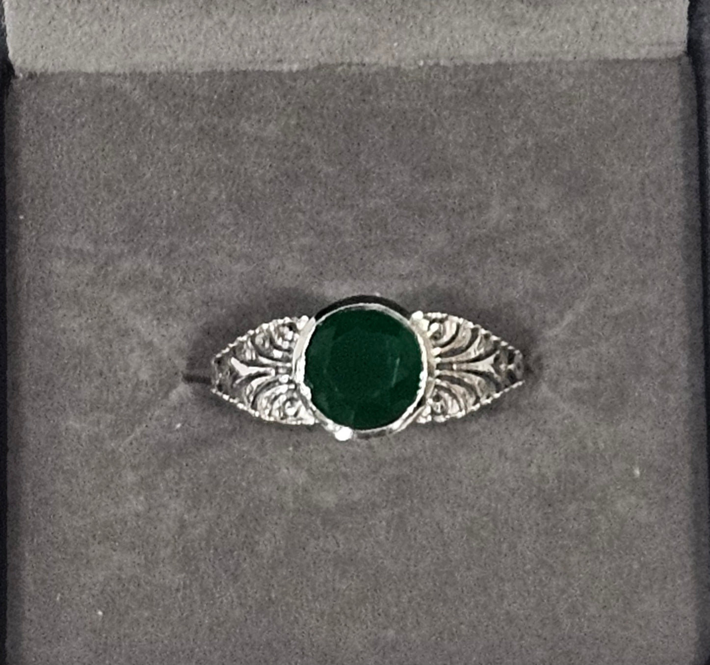Sterling Silver Emerald Gemstone Ring - Size 8.5