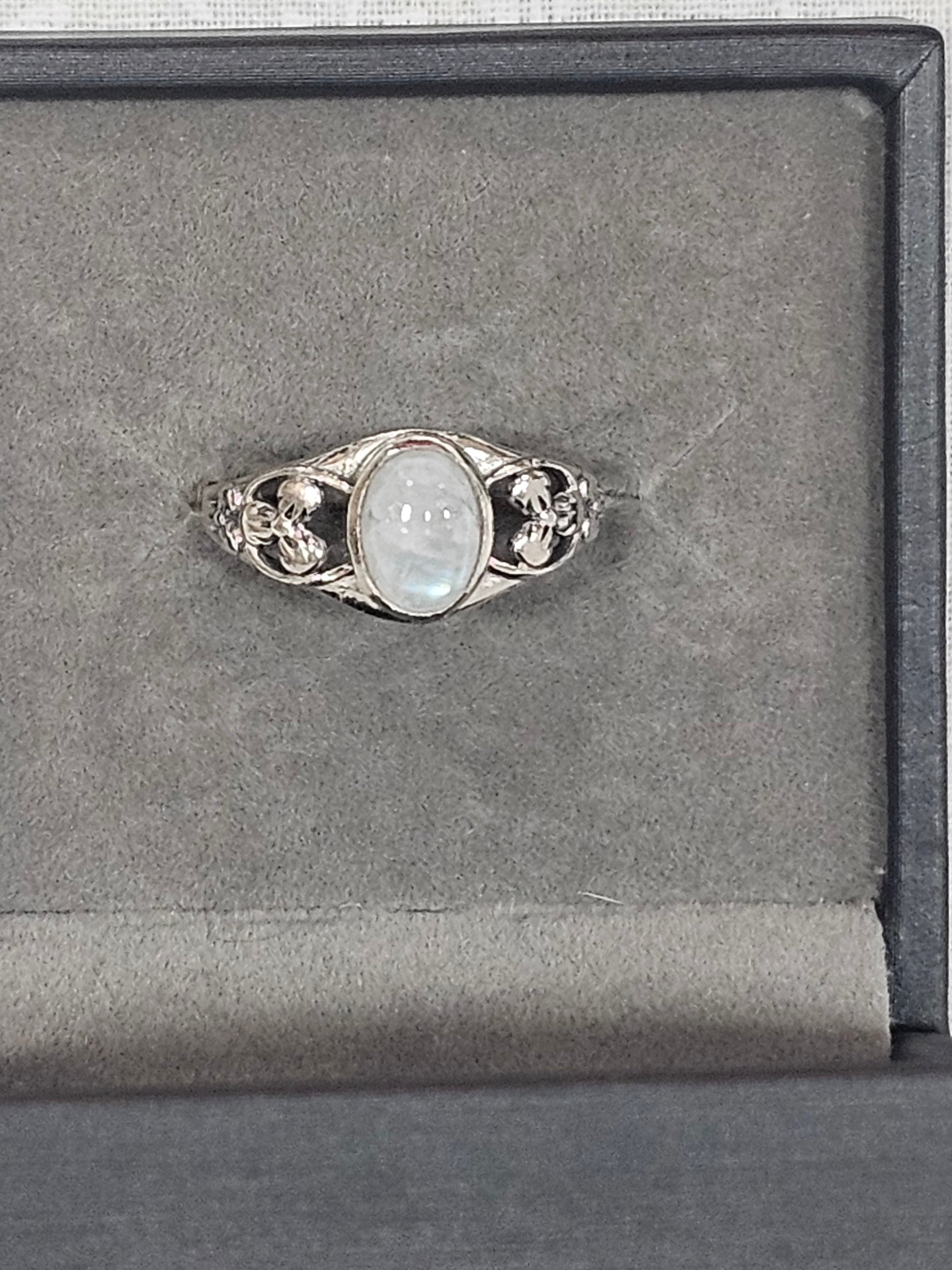 Sterling Silver Moonstone Gemstone Ring Traveler Stone - Size 8