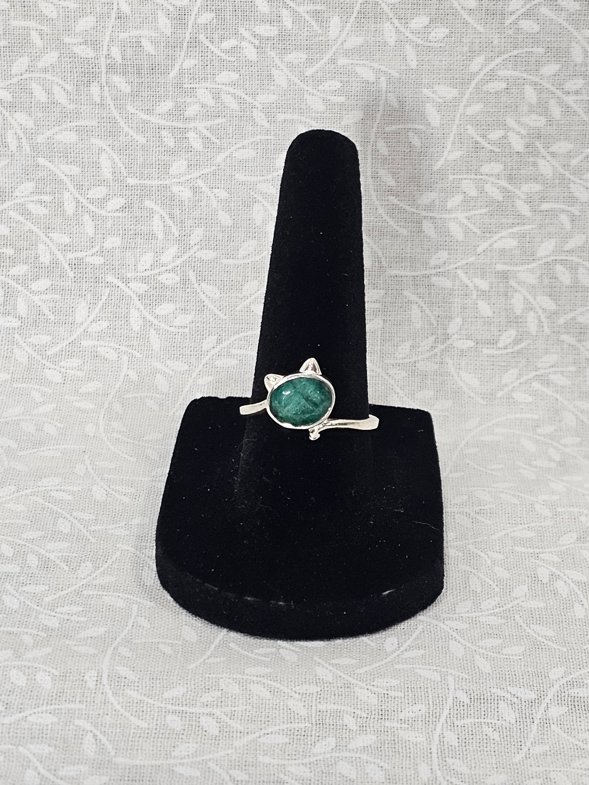 Sterling Silver Emerald Gemstone Cat Design Ring 7
