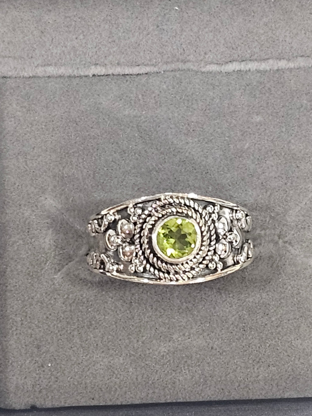 Sterling Silver Peridot Gemstone Ring - Size 7