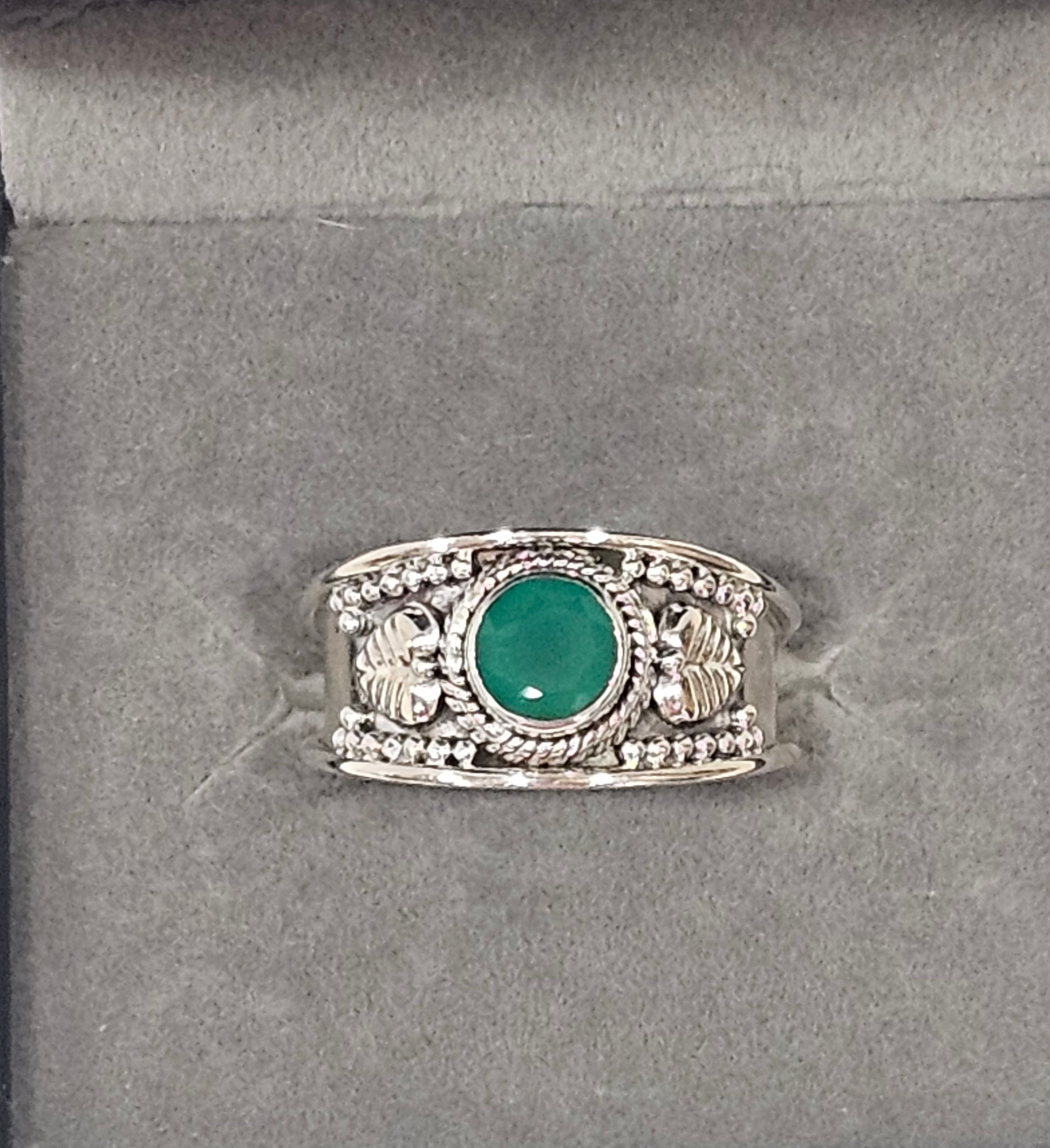 Sterling Silver Emerald Gemstone Ring Heart Chakra - Size 8