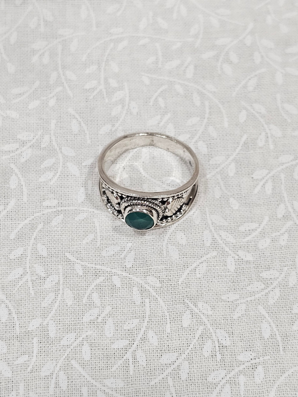 Sterling Silver Emerald Gemstone Ring Heart Chakra - Size 8