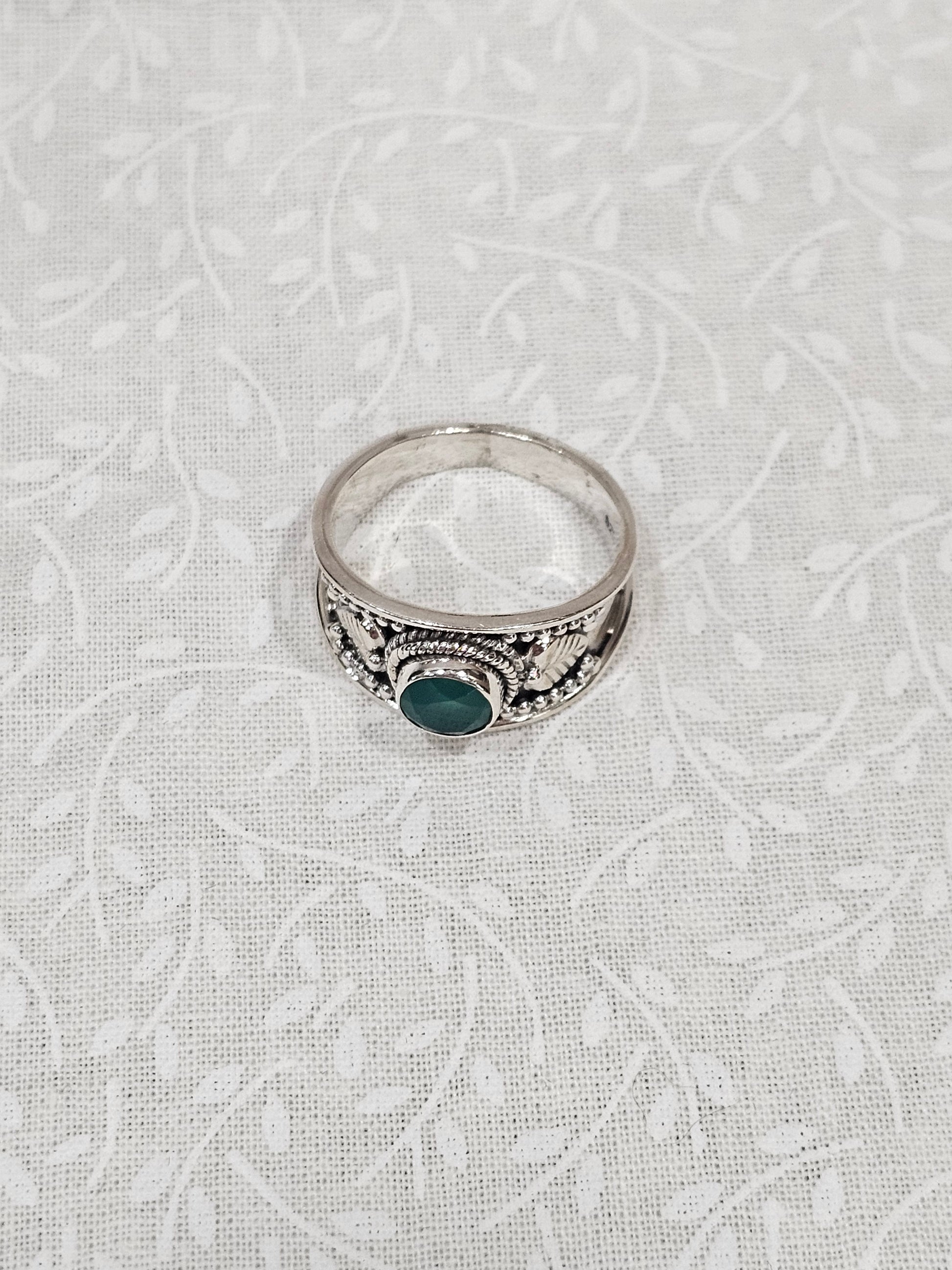 Sterling Silver Emerald Gemstone Ring Heart Chakra - Size 8