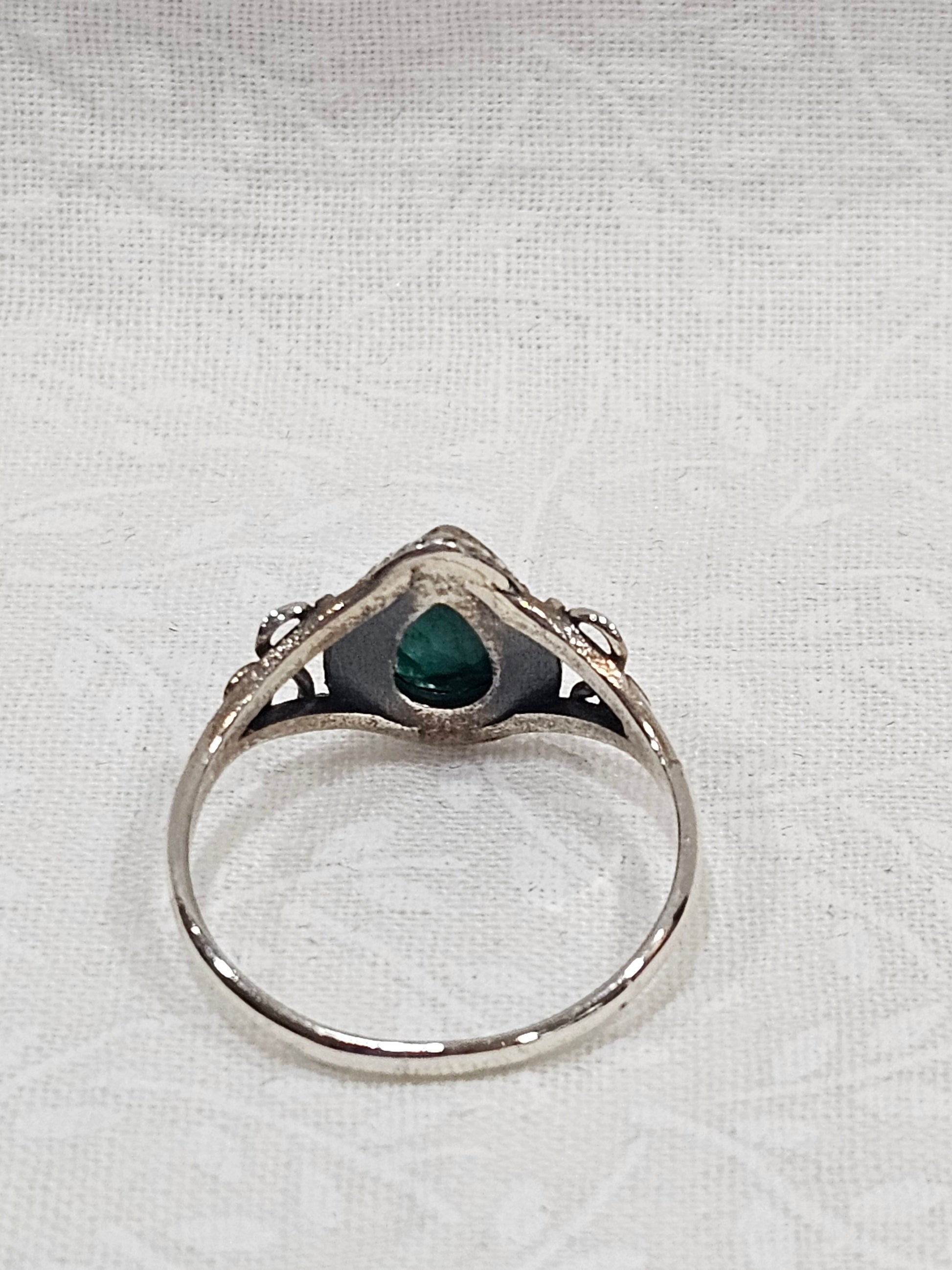 Sterling Silver Emerald Gemstone Ring - Size 9