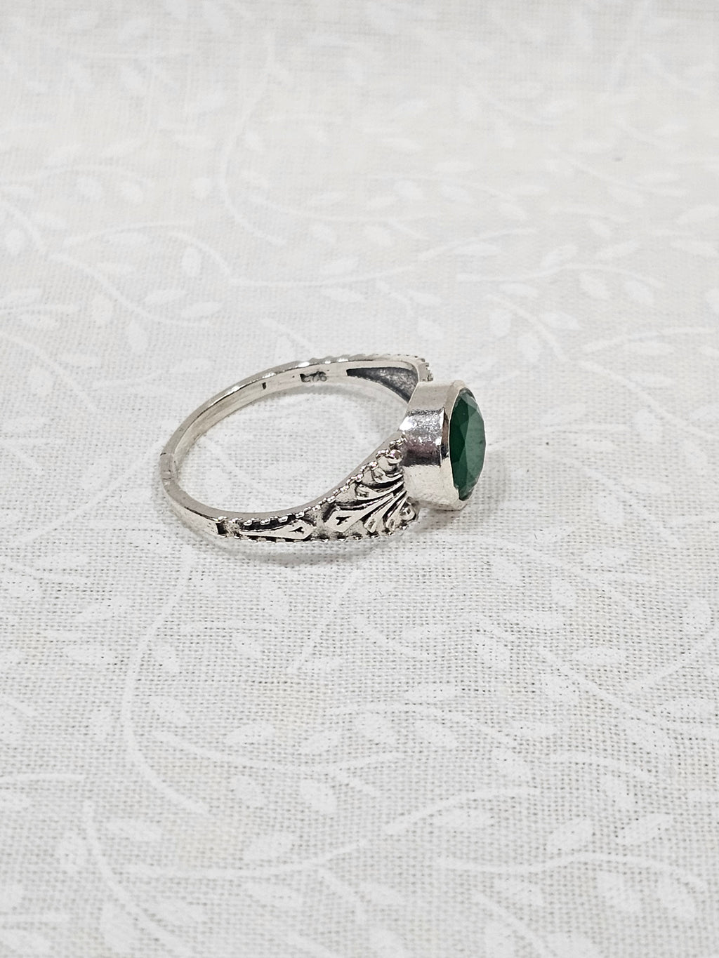 Sterling Silver Emerald Gemstone Ring - Size 8.5