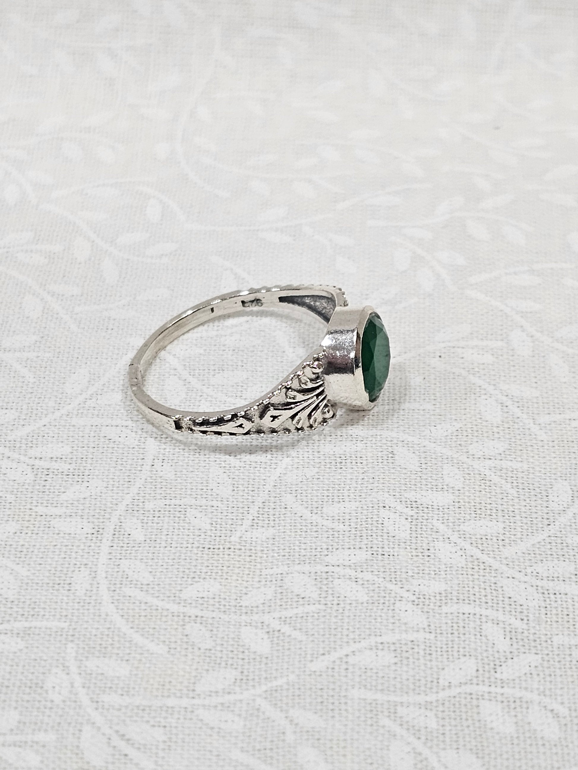 Sterling Silver Emerald Gemstone Ring - Size 8.5