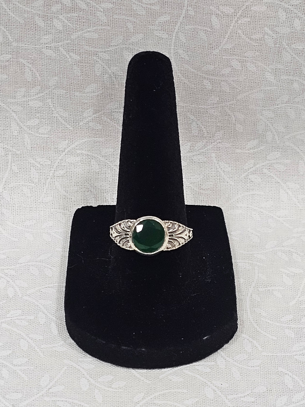 Sterling Silver Emerald Gemstone Ring - Size 7.5