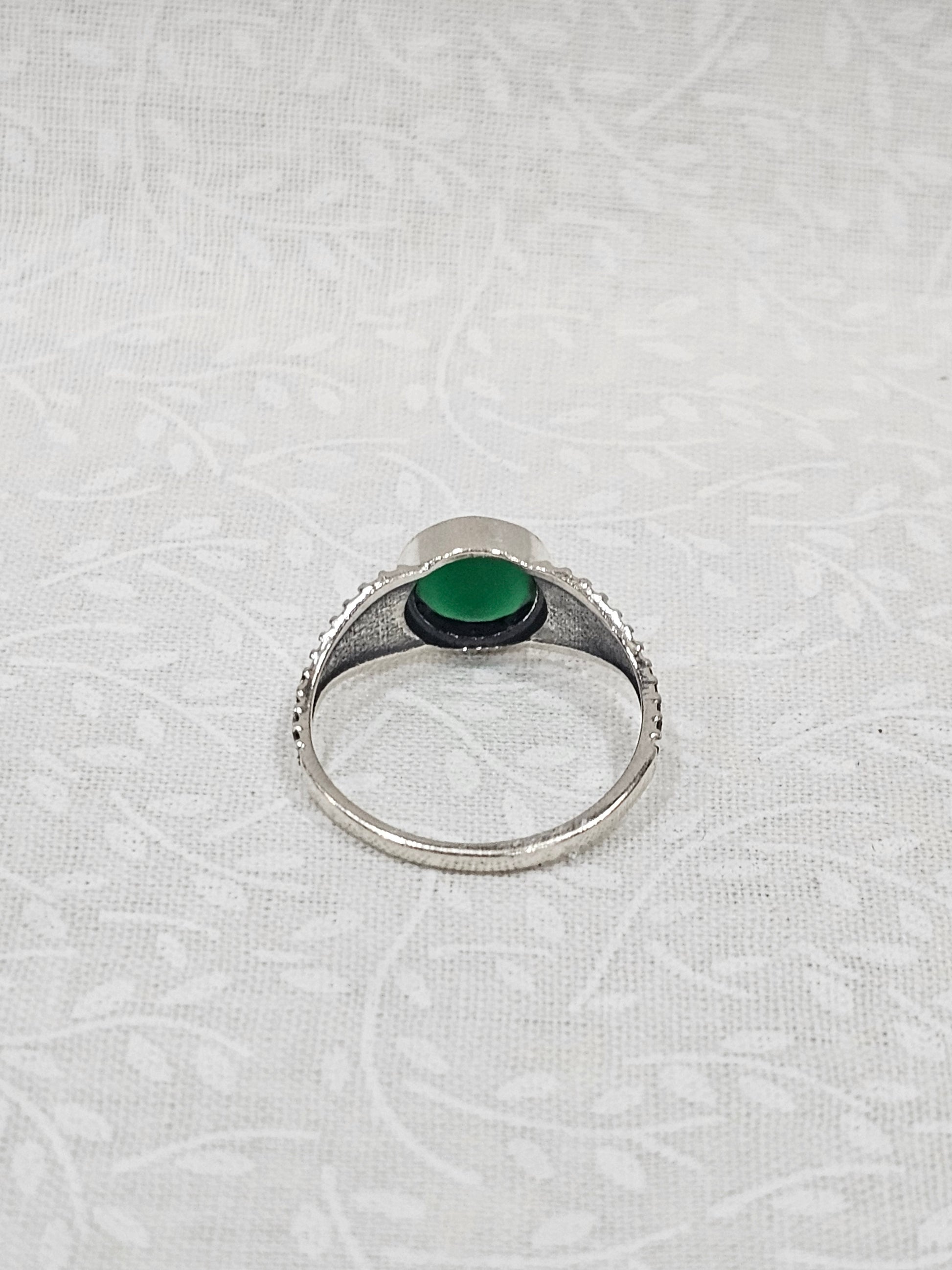 Sterling Silver Emerald Gemstone Ring - Size 8.5
