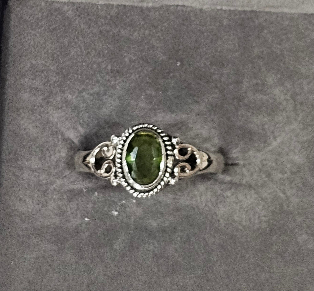 Sterling Silver Peridot Gemstone Ring - Size 7.5