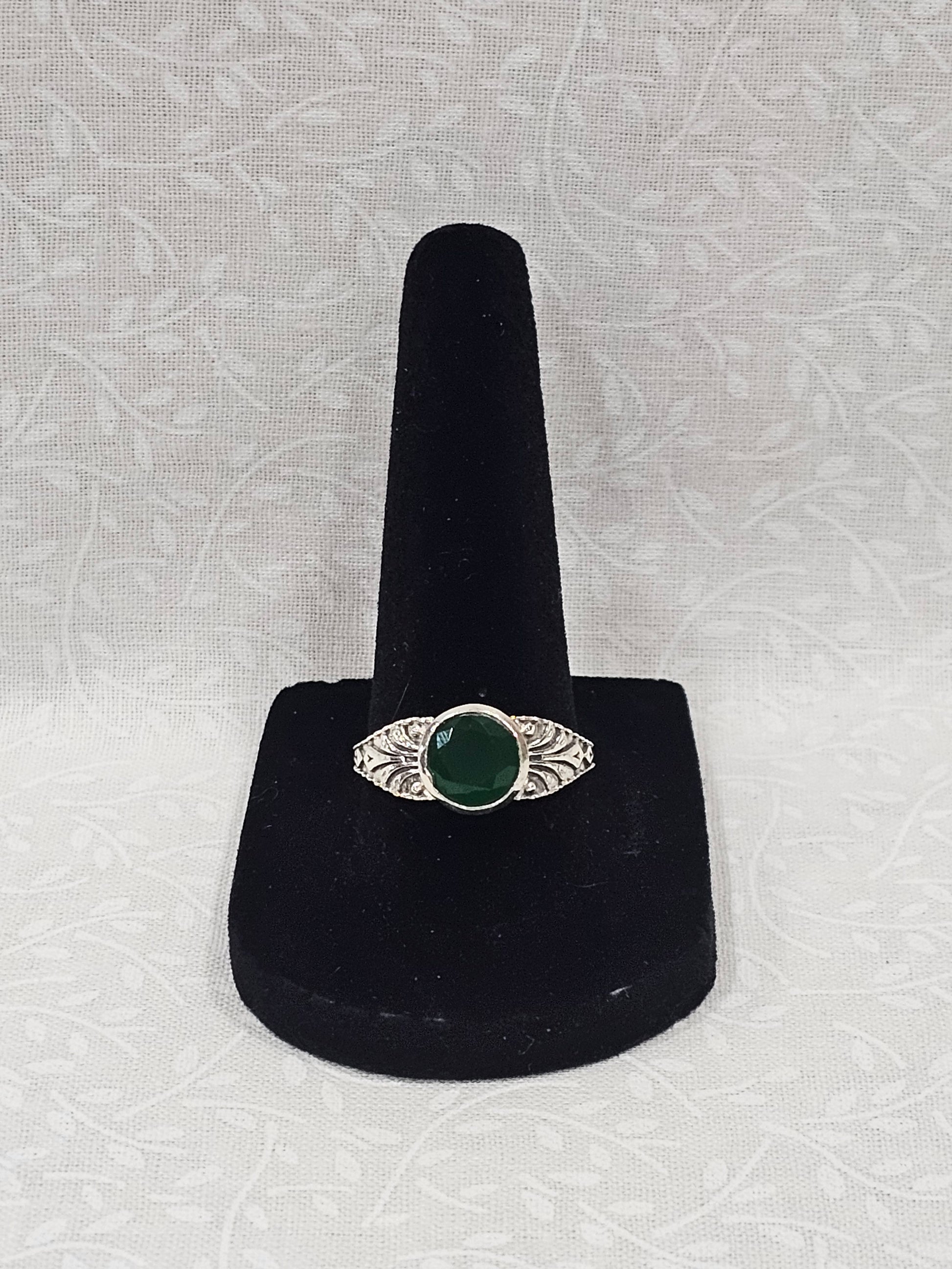 Sterling Silver Emerald Gemstone Ring - Size 8.5