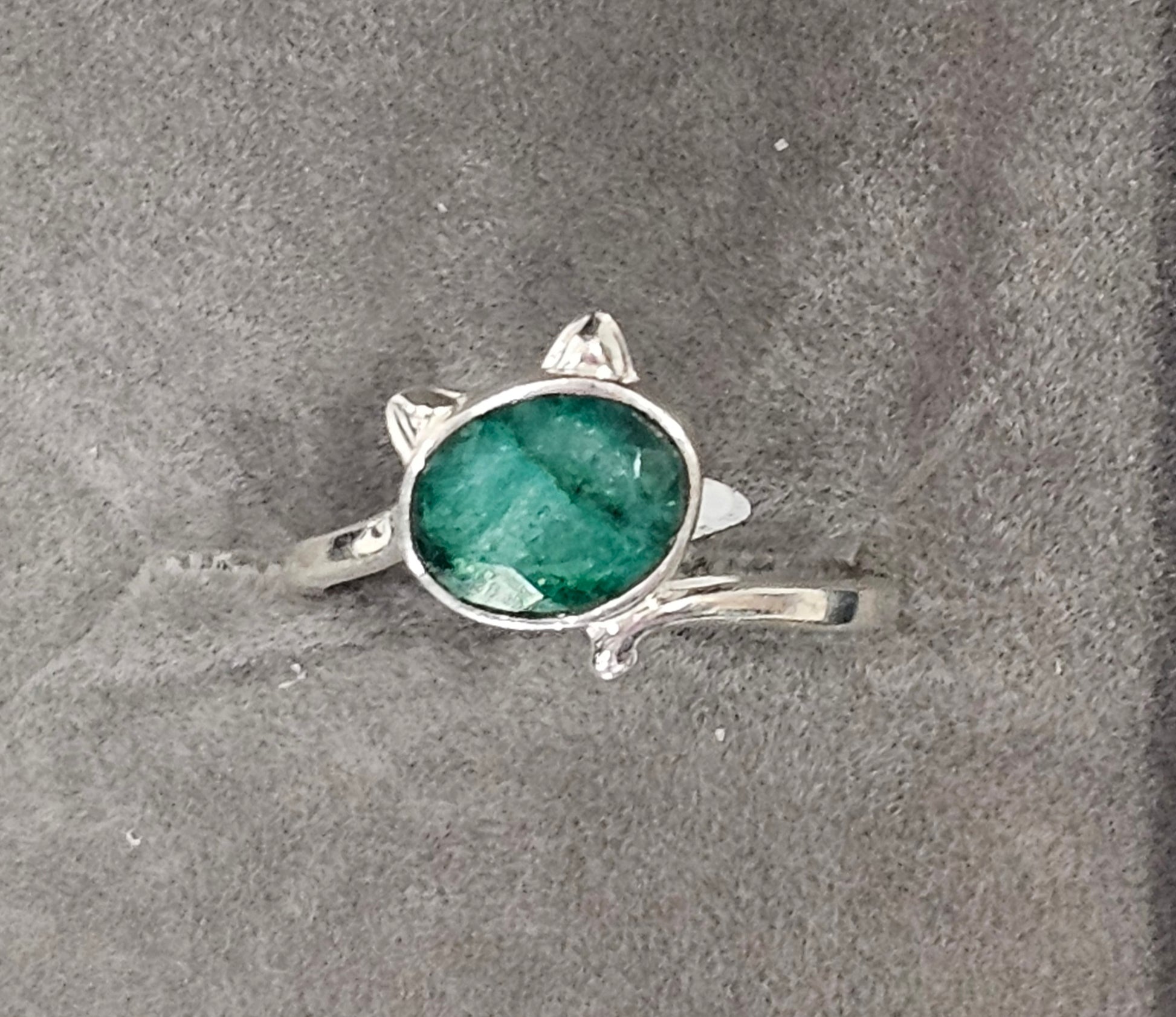 Sterling Silver Emerald Gemstone Cat Design Ring 7