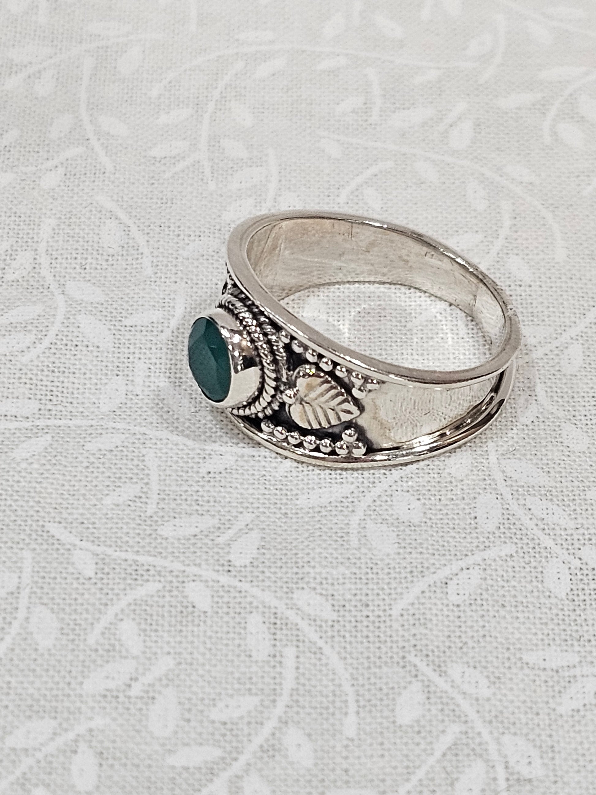 Sterling Silver Emerald Gemstone Ring Heart Chakra - Size 8