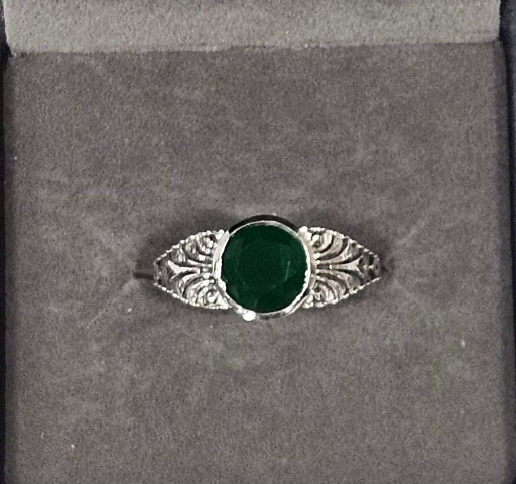 Sterling Silver Emerald Gemstone Ring - Size 8.5