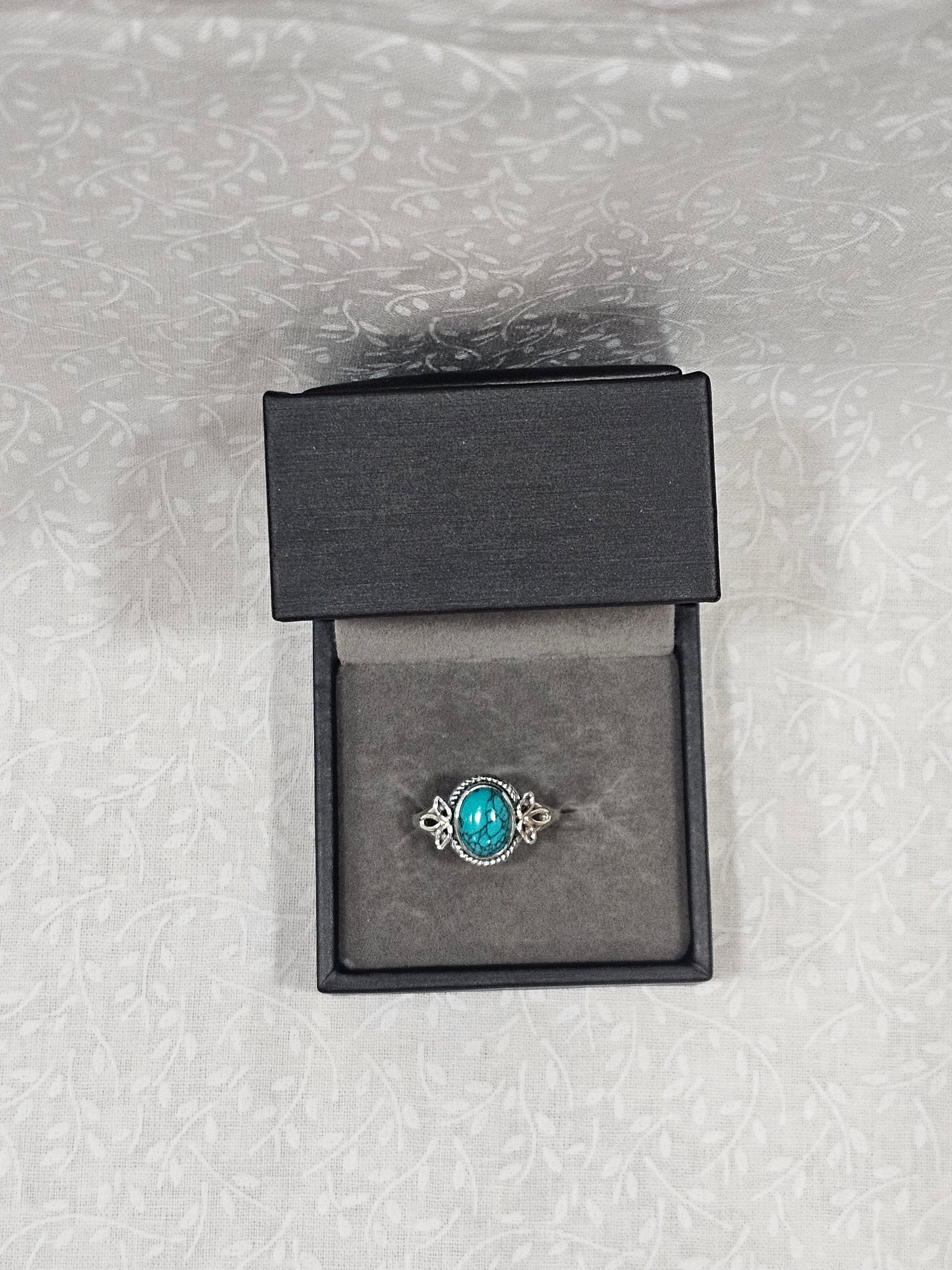 Sterling Silver Classic Turquoise Ring Timeless Design - Size 8