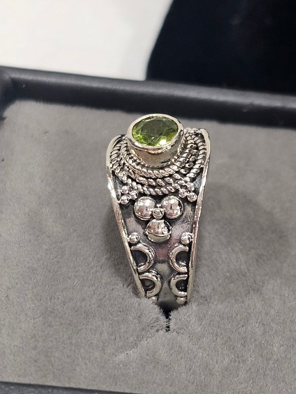 Sterling Silver Peridot Gemstone Ring - Size 7