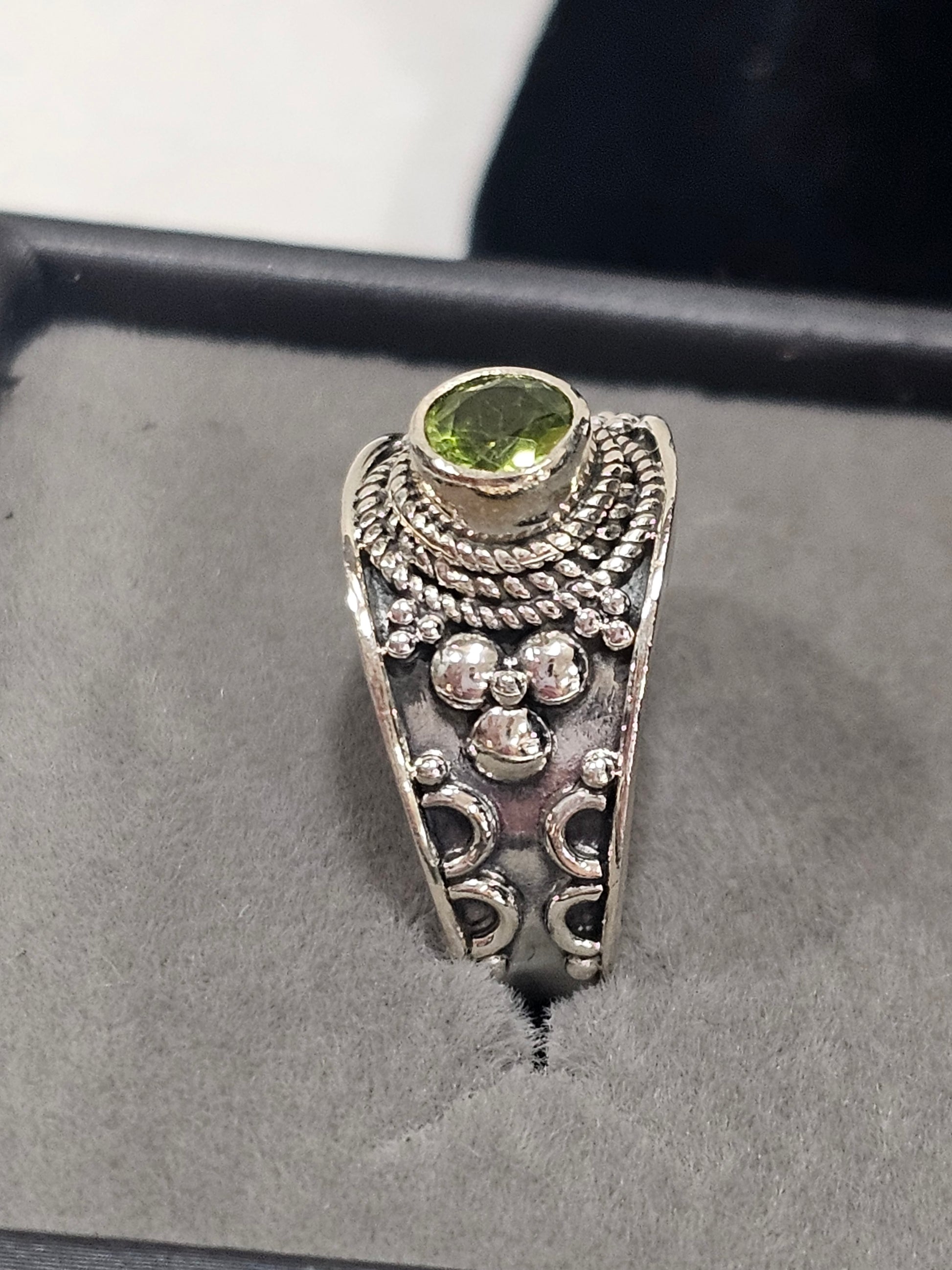 Sterling Silver Peridot Gemstone Ring - Size 7